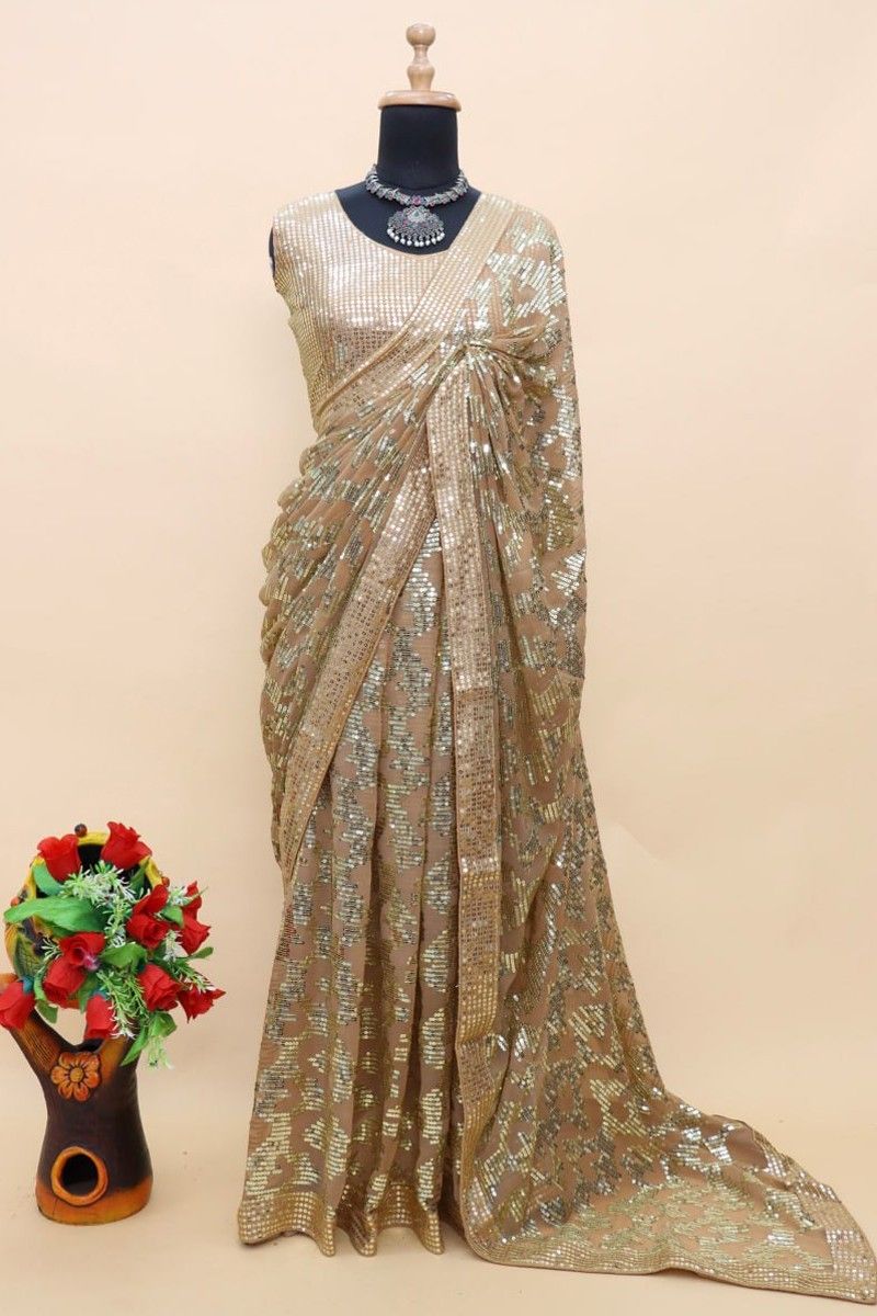 Celebritystyle: Kiara Advani Spotted in Gold Metallic Saree - Wedding  Fashion - Forum Weddingwire.in