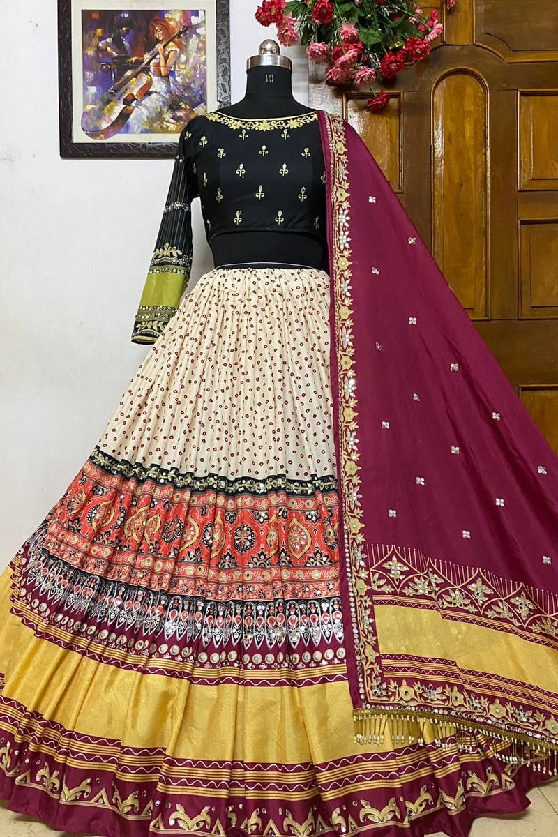 नवरात्रि 2023 की डांडिया गरबा नाइट में इन Chaniya Choli को पहनकर दिखें  ग्लैमरस और स्टाइलिश | navratri 2023 date best lehenga choli design for  garba and dandiya night | HerZindagi