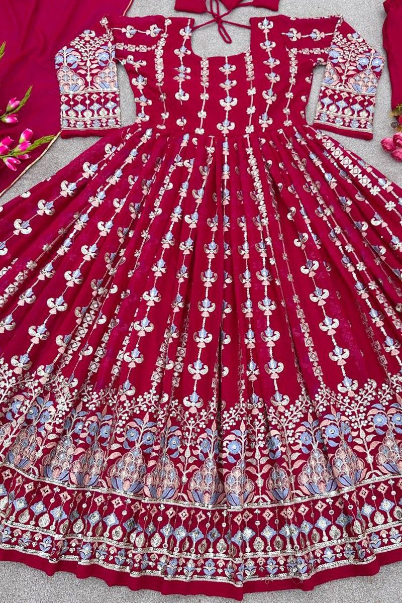 Yankita Kapoor Latest Dress For Raksha Bandhan 2022 | Traditional indian  dress, Stylish dress book, Simple kurta designs