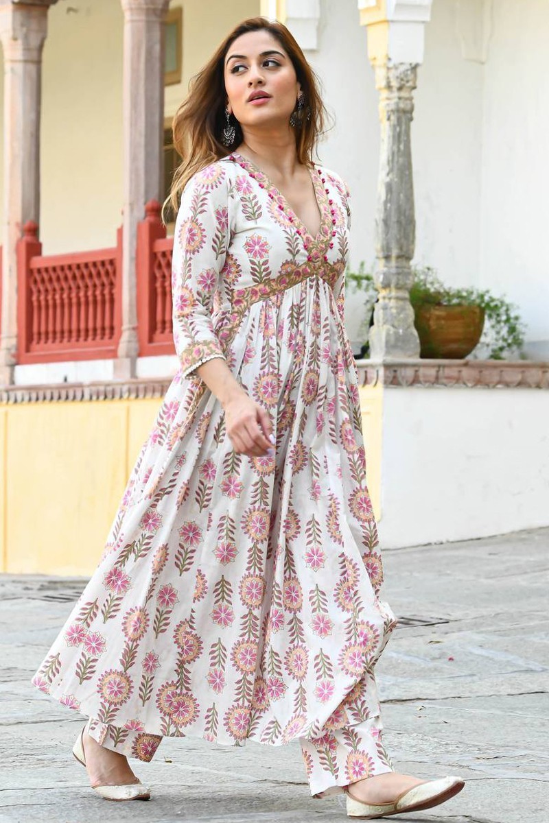 Shop Trendy Traditional Dresses For Women At Best Prices